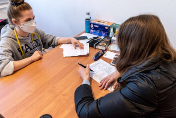 Lekarze stażyści z USK niosą pomoc medyczną uchodźcom