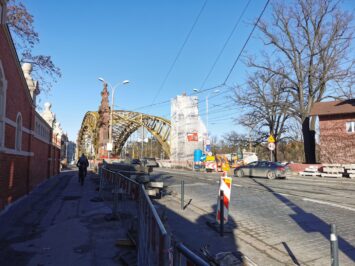 Most Zwierzyniecki: z koloru żółtego na oliwkowy