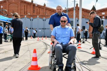 Przełamać bariery i pomóc pasażerom z niepełnosprawnościami – trwają szkolenia w MPK Wrocław 