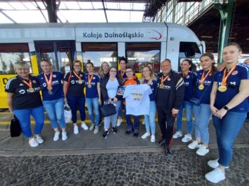 Złote szczypiornistki w pociągu Kolei Dolnośląskich