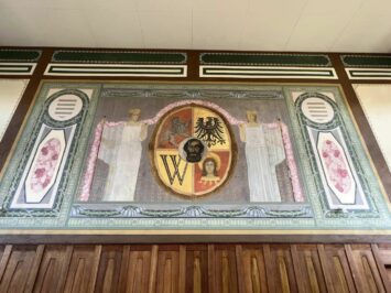 Herb Wrocławia odnaleziony na ścianie auli I LO