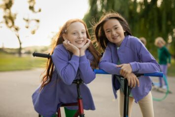 Komfortowe ubrania dla dziewczynek – jakie ciuchy powinny zainteresować rodziców?