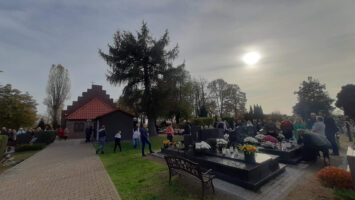 Czy Polacy uprawiają jeszcze „grobing” i jaki wpływ ma na nas Dzień Wszystkich Świętych