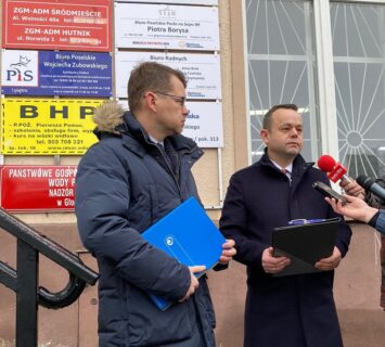 Politycy PiS zadają pytania byłemu premierowi D. Tuskowi