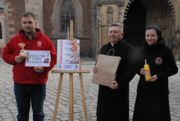 Wielkanocna paczka dla bezdomnych z Caritas Archidiecezji Wrocławskiej