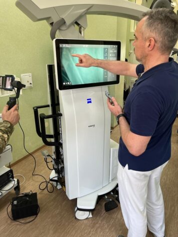 Rafał Dutkiewicz przekazał najnowocześniejszy mikroskop do szpitala we Lwowie