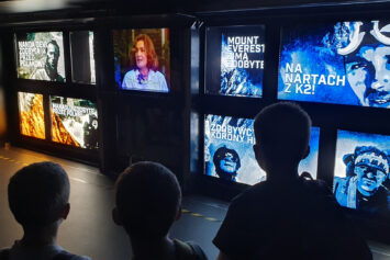 Pierwsi odwiedzający obejrzeli mobilne widowisko edukacyjne „Iskry Niepodległej”