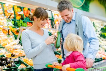 Zniżki dla rodzin i seniorów — przewodnik dla oszczędnych