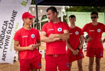 Powiat Wrocławski edukuje mieszkańców nad wodą. Ruszył cykl spotkań „Bezpieczne wakacje nad wodą”!