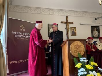 Abp Józef Kupny wręczył specjalne wyróżnienie