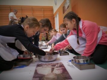 Śladami Jana Wyżykowskiego – wolontariusze KGHM z edukacyjnym programem dla przedszkolaków i uczniów z Zagłębia Miedziowego