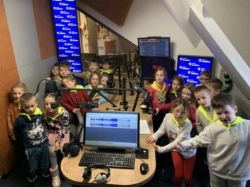 Dzieci poznają radio i modlą się „Ave Maria”