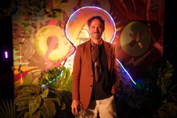 Dzis w audycji ” co mi w duszy gra ” poznamy Filipa Marka, który jest dyrektorem szkoły , edukatorem i przede wszystkim znawcą trendów w świecie florystyki