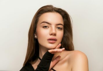 Piękny naturalny wygląd? Jak wykonać makijaż typu nude.