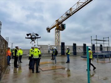 Nad budową hotelu Hampton by Hilton Wrocław Airport zawisła wiecha