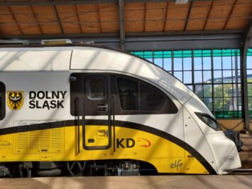 Bandyci kontra kolejarze. Napad na konduktorkę Kolei Dolnośląskich w biały dzień