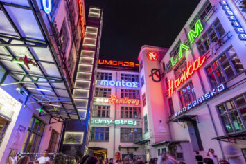 W marcu rozbłysną w pełnej krasie. Wrocław remontuje neony przy Ruskiej