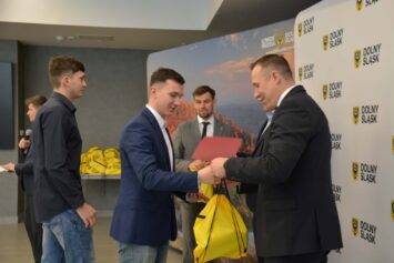 Młodzi sportowcy z Dolnego Śląska uhonorowani stypendiami Samorządu Województwa