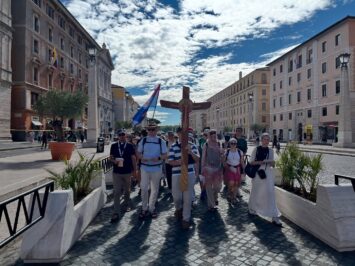 Młodzi pielgrzymi z Wrocławia przeszli przez Drzwi Święte Bazyliki św. Piotra