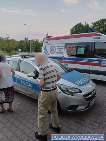 Policjanci z Grabiszynka pomogli 93-latkowi, który oddalił się ze szpitala i nie wiedział, gdzie się znajduje