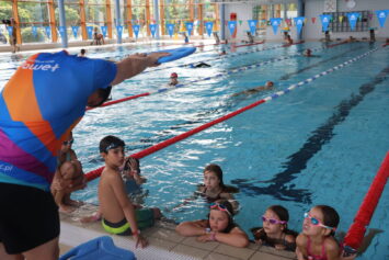 Aquapark Wrocław uczy pływać również niemowlęta. Ruszyły zapisy do szkoły pływania