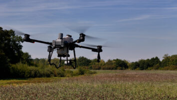 Wrocław pierwszy w Polsce odkomarza z pomocą drona