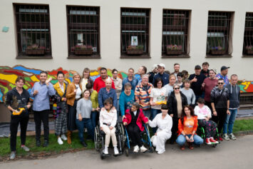 Mural solidarności na elewacji budynku Stowarzyszenia Bonitum