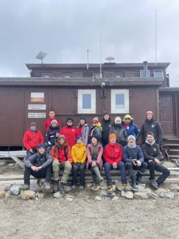 Studenci badają skały Spitsbergenu