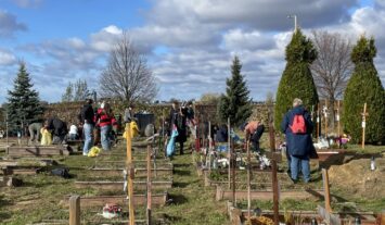 „Groby niczyje” – charytatywne sprzątanie nagrobków z inicjatywy MOPS