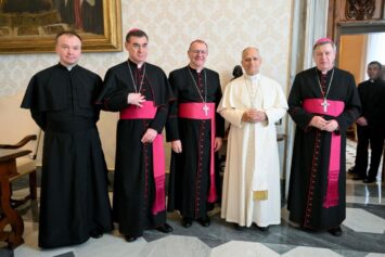 Abp Józef Kupny u papieża Leona XIV. Wręczył Ojcu Świętemu ważną pamiątkę