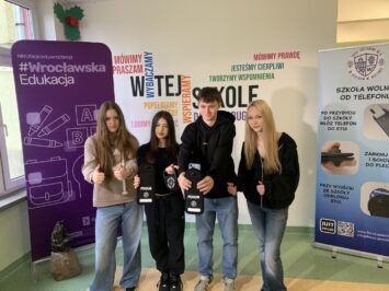 Wrocławskie szkoły wprowadzają ograniczenia w korzystaniu ze smartfonów. Uczniowie: „To bardzo dobrze działa”