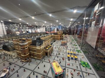 Po 16:00 Wejdź do świata budowli z klocków Lego!