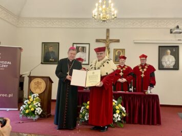 Jest dekret powołujący powstanie Akademii Katolickiej we Wrocławiu