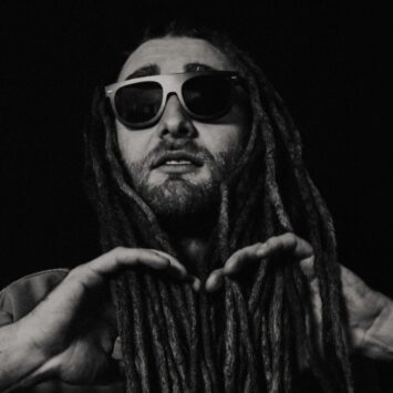 16:15 Debiutujący artysta na polskiej scenie muzycznej – Kamil Sucharski z nowym utworem