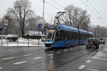 Jak dba się o trakcję i tory tramwajowe zimą?