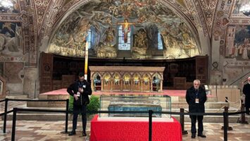 Szczątki św. Franciszka z Asyżu po raz pierwszy wystawione na widok publiczny