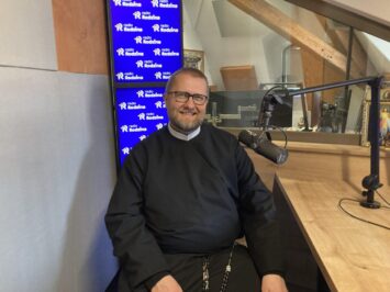 Parafia przy Wittiga żyje! O. Witold Baran rozmawiał z nami o trzech jubileuszach i niezwykłym, stuletnim krzyżu nad Odrą.