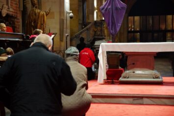 Droga Krzyżowa z osobami chorymi i z niepełnosprawnościami w archikatedrze wrocławskiej