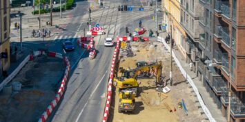 Blisko pół roku prac na Drobnera/Dubois. Pracownicy budowlani wykonują precyzyjne odwierty