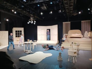 Farsa pełna pomyłek i zaskoczeń. Dziś premiera „Czarnej Komedii”