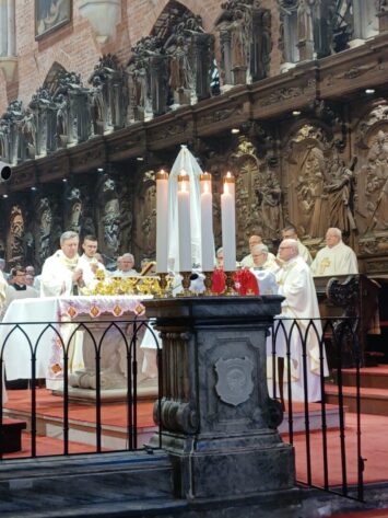 20:00 Transmisja Wigilii Paschalnej z katedry wrocławskiej