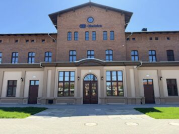 Zabytkowy dworzec PKP w Oleśnicy oficjalnie otwarty po gruntownej przebudowie