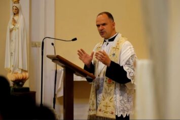 Ecône: przełożony lefebrystów prosi papieża o wstrzymanie decyzji