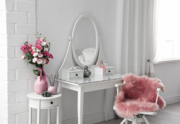 Toaletka w stylu glamour – jak stworzyć elegancką strefę makijażu