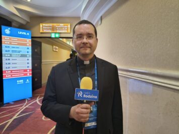 Czy Kościół rzeczywiście się „zwija”? Co o nas mówi spadek liczebności wiernych