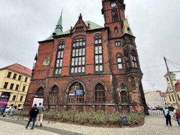 Budynek przy ul. Szajnochy odzyska blask. Uruchomiono zbiórkę na rewitalizację zabytkowego zegara