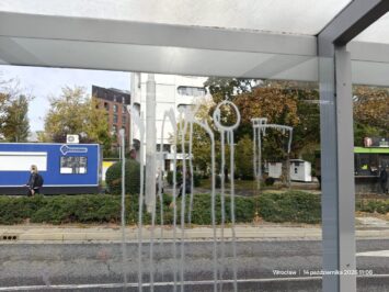 Kolejny akt wandalizmu. Zniszczono nowe wiaty przystankowe